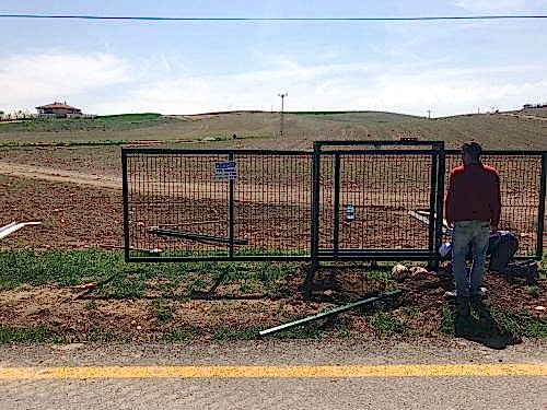 uçar kapı,uzay kapı,beton direk, kafes tel, dikenli tel, panel çit, çimçit, halı saha